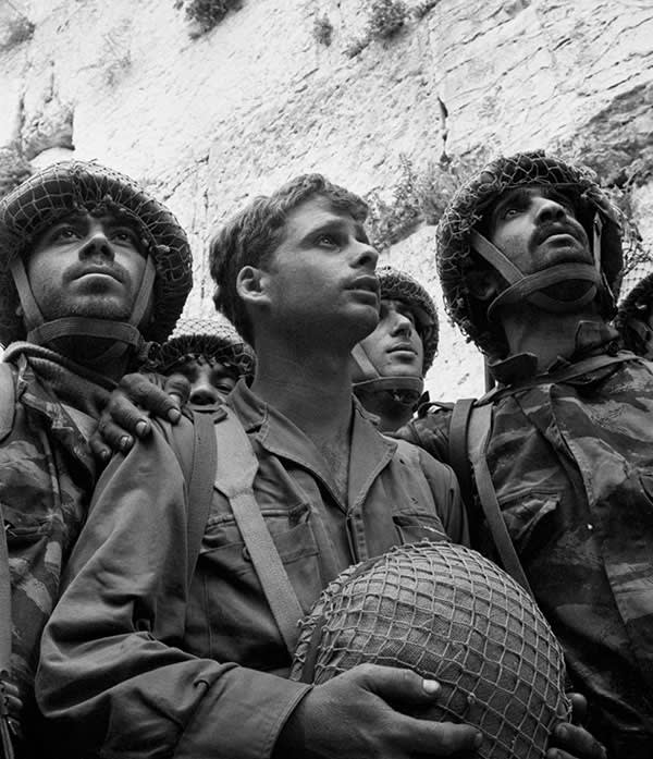 Israeli paratroopers beside Jerusalem's Western Wall in June 1967 © Getty Images.