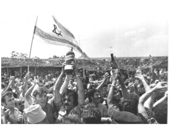 July 4th 1976 - Israelis celebrate the return of the Entebbe rescuers and hostages (israeldefense.co.il)