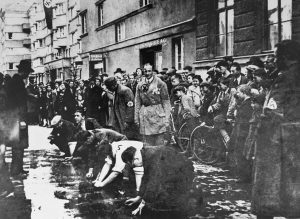 Jews forced to scrub streets, Vienna 1938 (Credit: US Holocaust Memorial Museum)